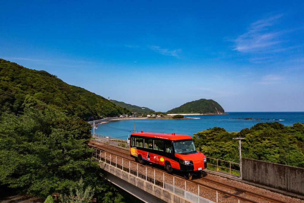 KaiyoGuest House Fuku-chan的海上桥梁上的红色巴士