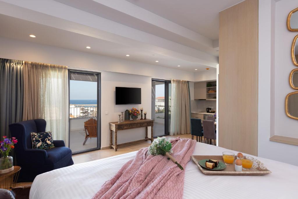 罗希姆诺Lines Concept Accommodation的一间酒店客房,配有一张床铺,上面放着一个食物托盘