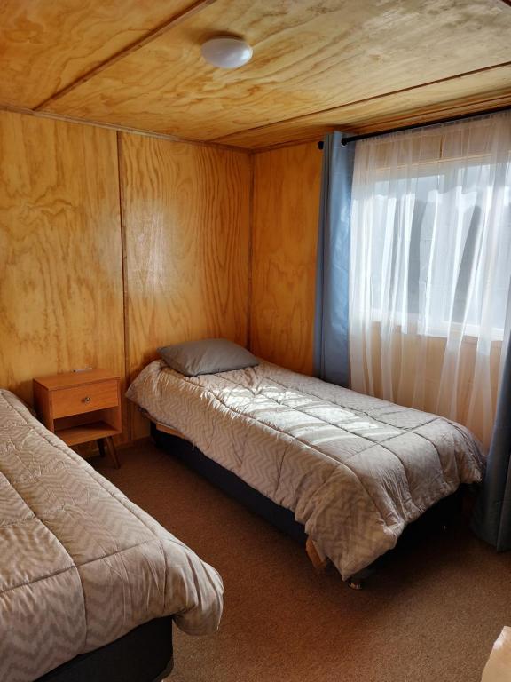 巴拉斯港OmShanti的一间小卧室,配有两张床和窗户