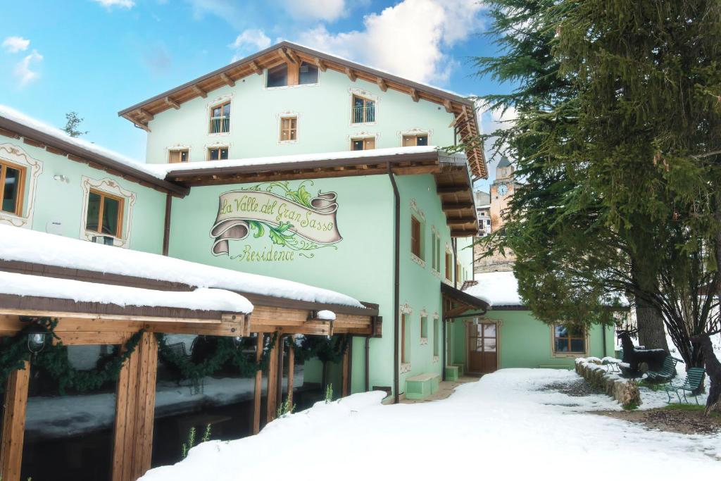 阿塞尔吉La Valle del Gran Sasso的雪上标有标志的建筑