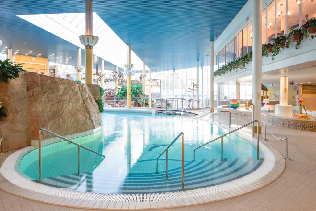 图尔库Holiday Club Turun Caribia的大型建筑中的大型游泳池