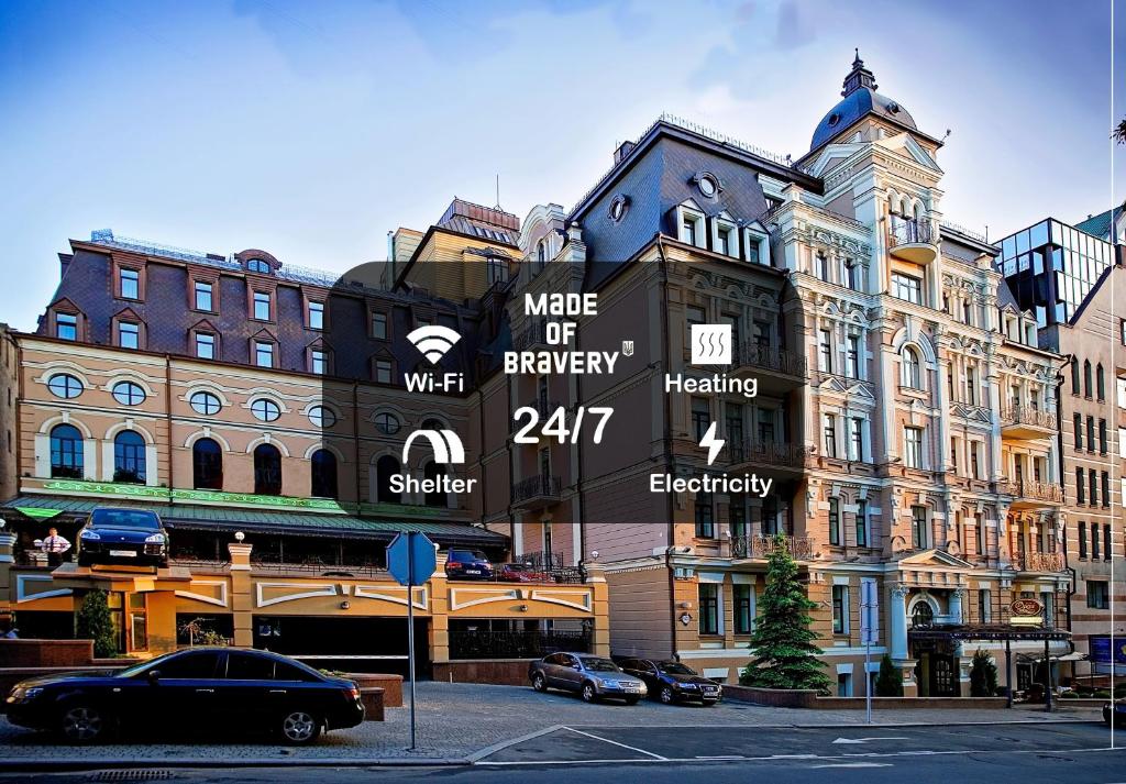 基辅Opera Hotel - The Leading Hotels of the World的一座大建筑的侧面有标志