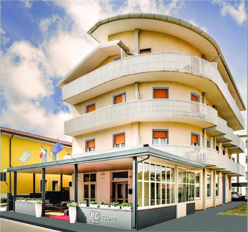 利尼亚诺萨比亚多罗Hotel Hc Resort Lignano的圆形的黄色建筑