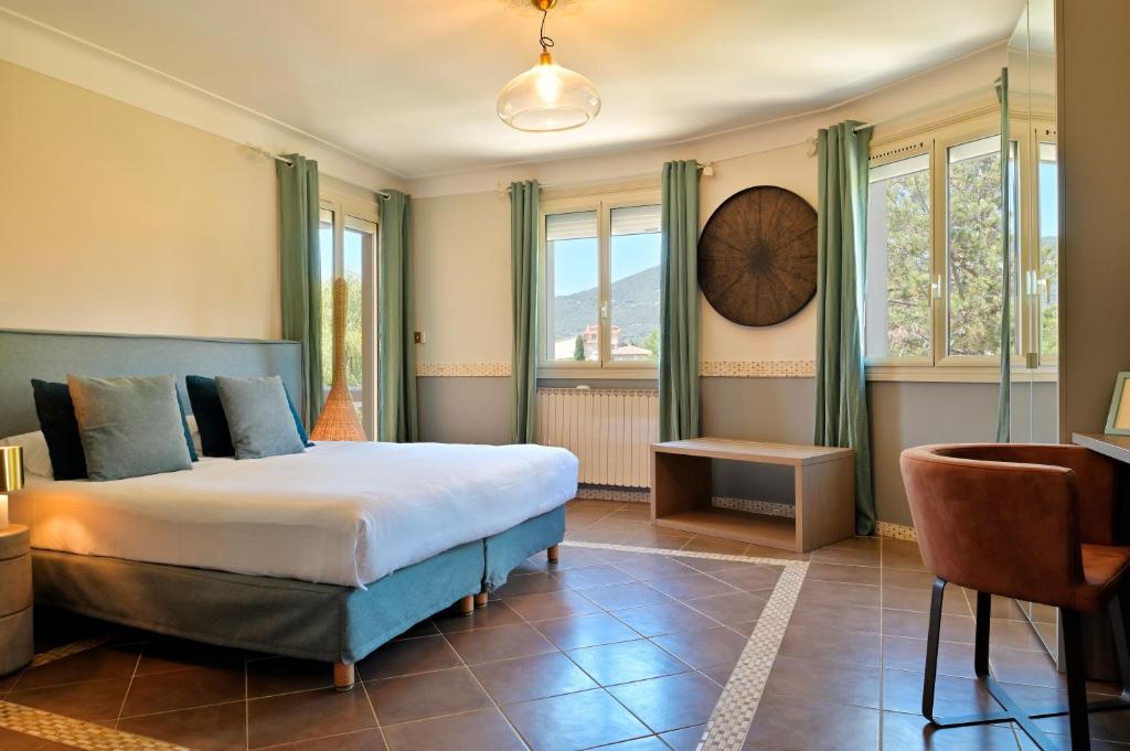 普罗普里亚诺巴塔西亚酒店的卧室配有一张床、一张书桌和窗户。