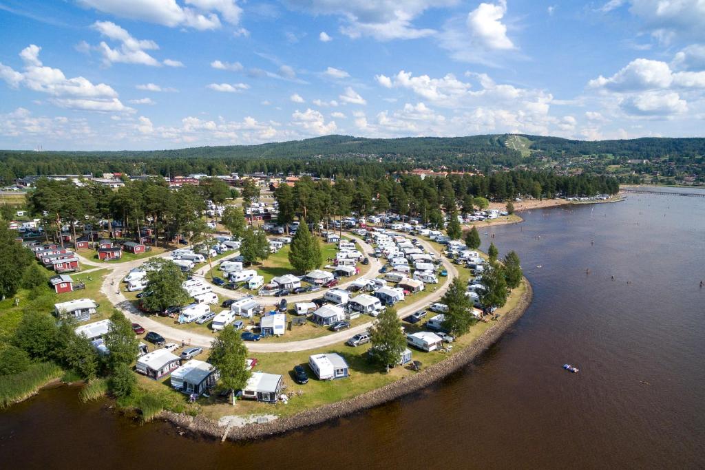 赖特维克First Camp Siljansbadet - Rättvik的享有河旁停车场的空中景致