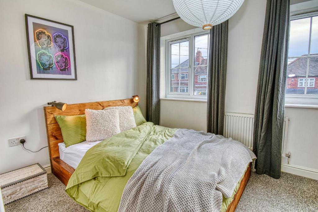 GornalwoodGORNAL DUDLEY 2 Bed, EXEC Traveller & CONTRACTOR stays的一间卧室设有一张床和两个窗户。