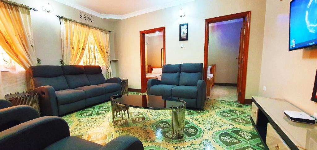 阿鲁沙Goodhope 3-Bedroom Vacation Rental的客厅配有沙发、椅子和电视