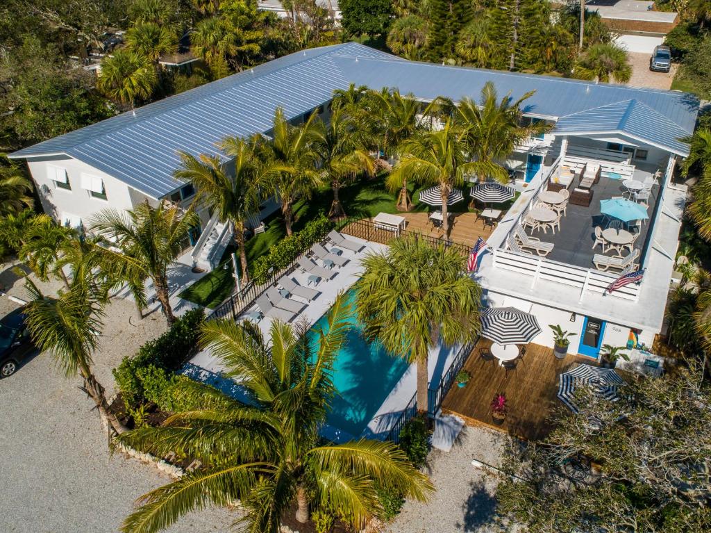 维洛海滩Seaspray Surf Lodge的享有带游泳池和棕榈树的别墅的顶部景致