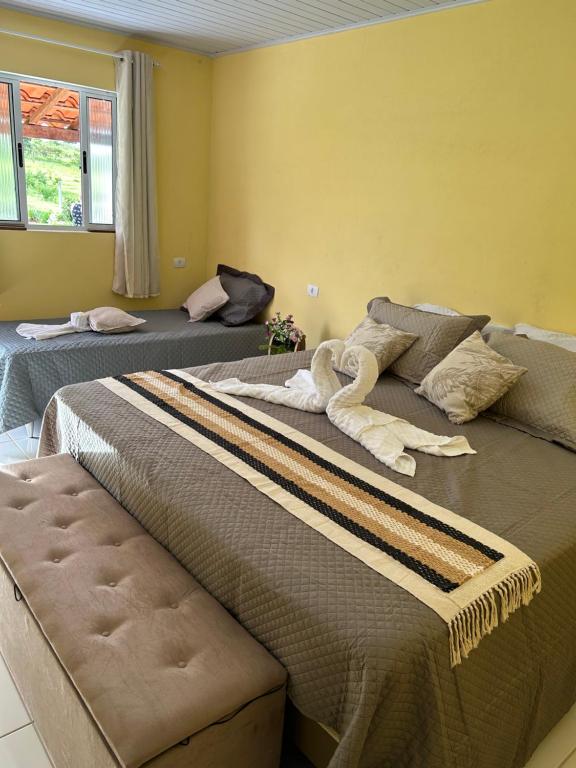 卡兰卡斯Pousada Sal da Terra的两张睡床彼此相邻,位于一个房间里