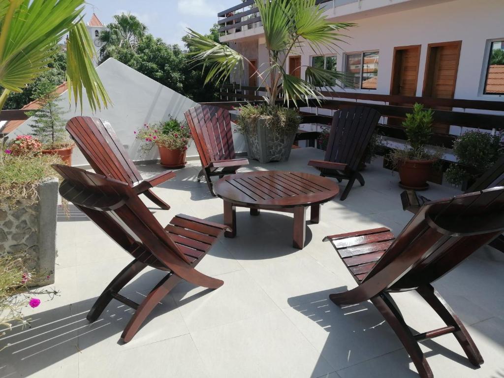 塔拉法尔Hotel Viajante的庭院里摆放着一组椅子和一张桌子