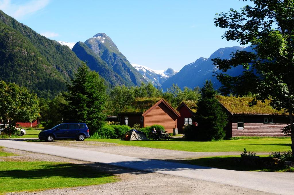 菲耶兰博伊姆营地山林小屋的停在山前道路上的汽车