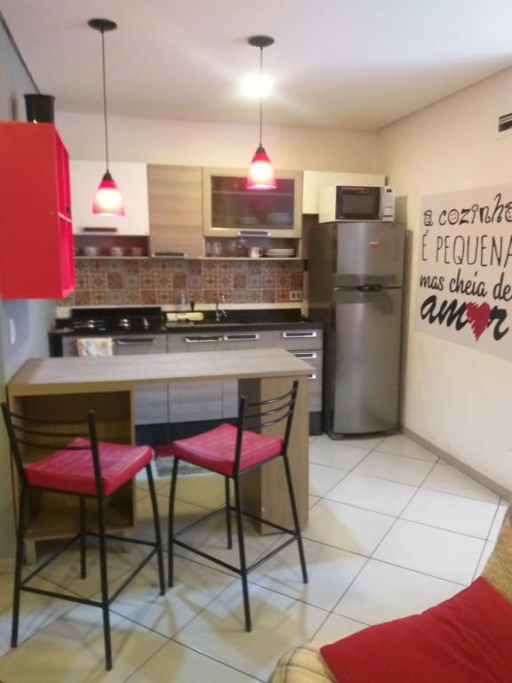 圣保罗Apartamento no centro de São Paulo的厨房配有桌子和两把椅子