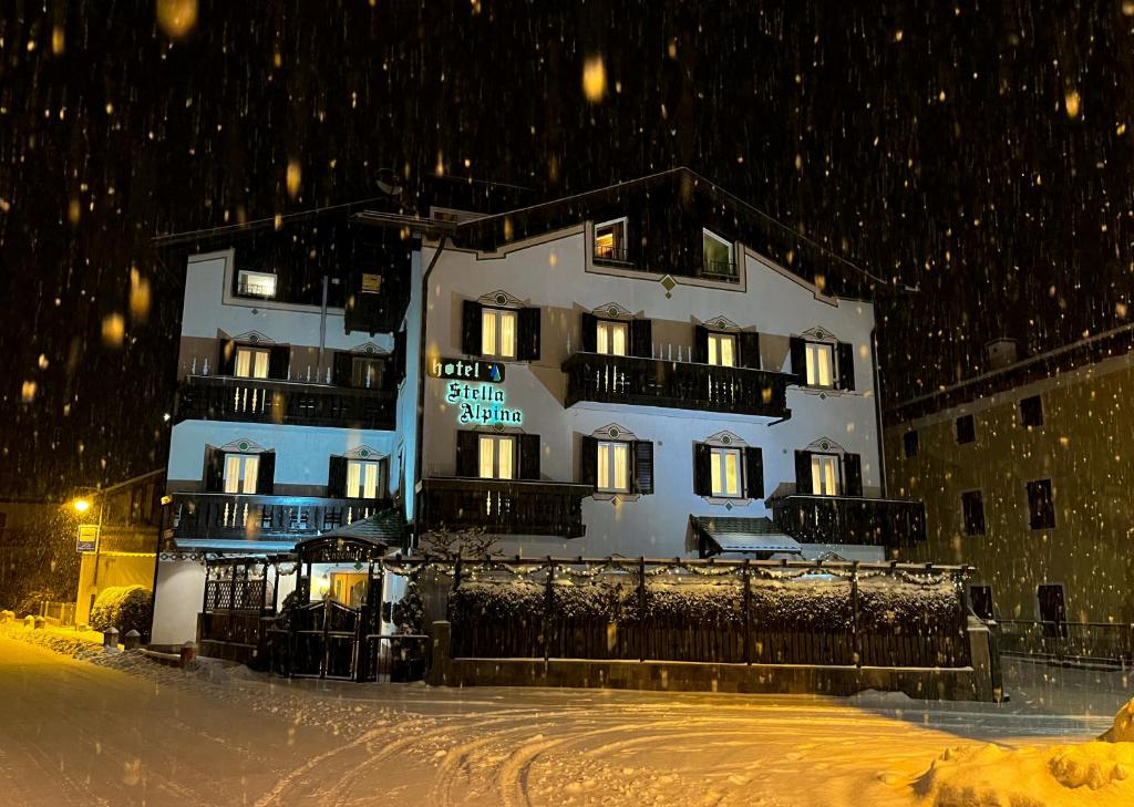 费德拉帕加内拉Hotel Stella Alpina的前方大雪楼