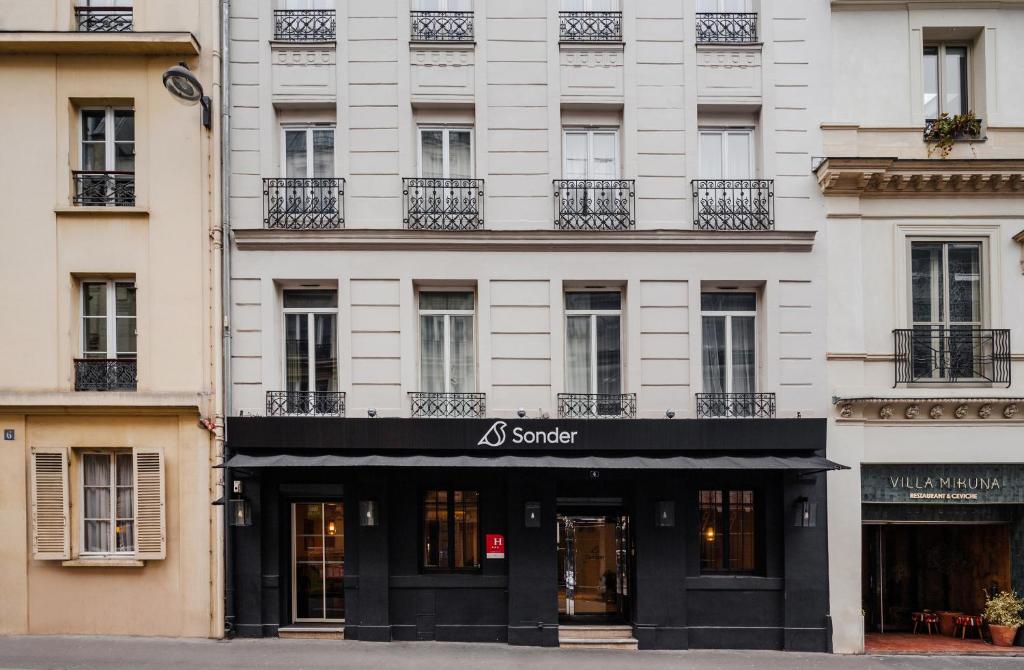 巴黎弗罗绍歌剧院酒店的建筑前方有圣徒标志的商店