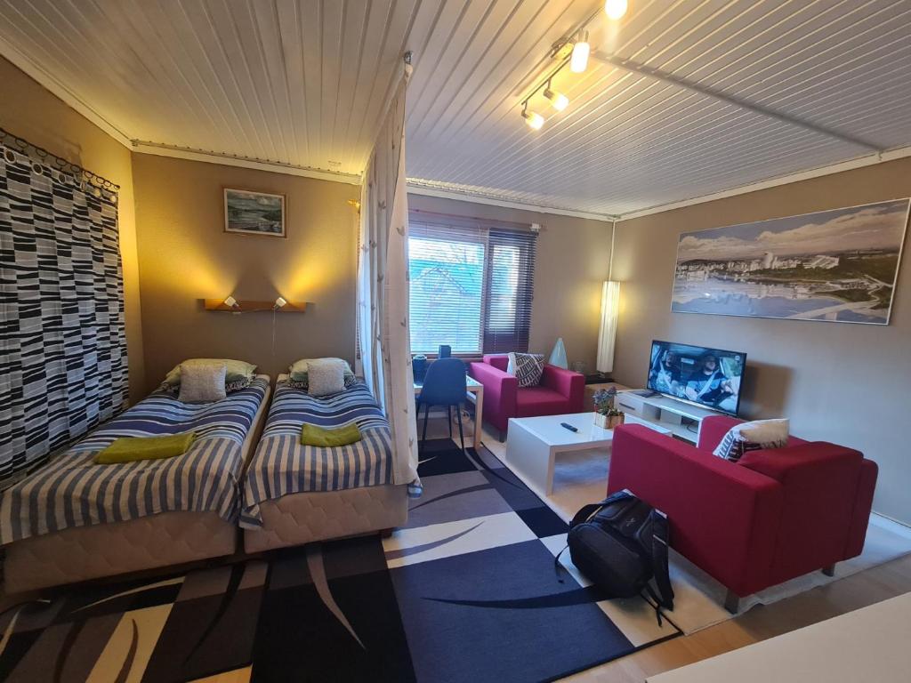 图尔库Lonely Planet Turku 2的一间卧室配有一张床、一张沙发和一台电视。