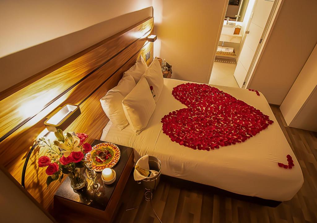 莫雷利亚Hotel Boutique Maria的一张由玫瑰组成的心床