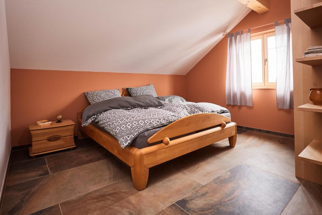 奥芬堡Biopension Satya的一间卧室配有一张木架床