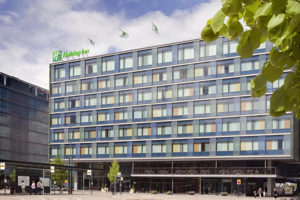 赫尔辛基赫尔辛基市中心假日酒店的一座大建筑,上面有标志