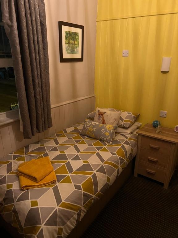阿宾登The Fox Inn的一间小卧室,配有一张床和一张桌子
