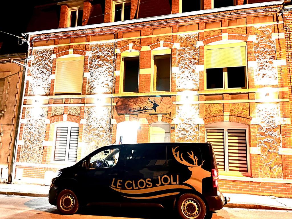 海比思Le Clos Joli的停在大楼前的一辆黑色汽车