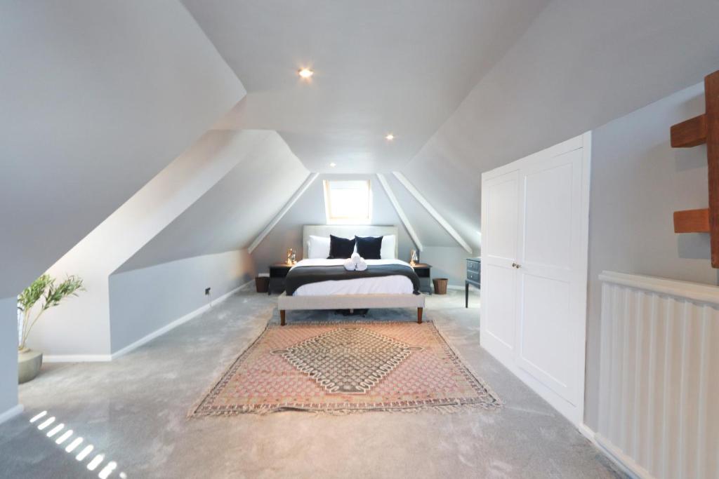布里斯托Terracotta House的阁楼卧室配有床和地毯