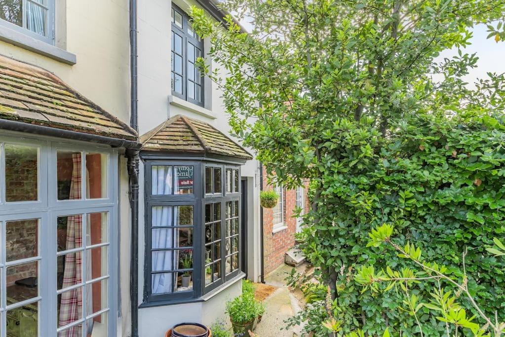 普尔伯勒Pieman's Cottage - Pulborough, West Sussex Cottage - sunny courtyard的窗户,享有房屋外部景色