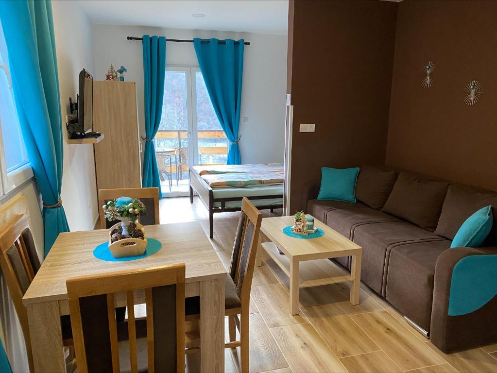 Crni VrhBlue Lagoon Apartments的客厅配有沙发和桌子