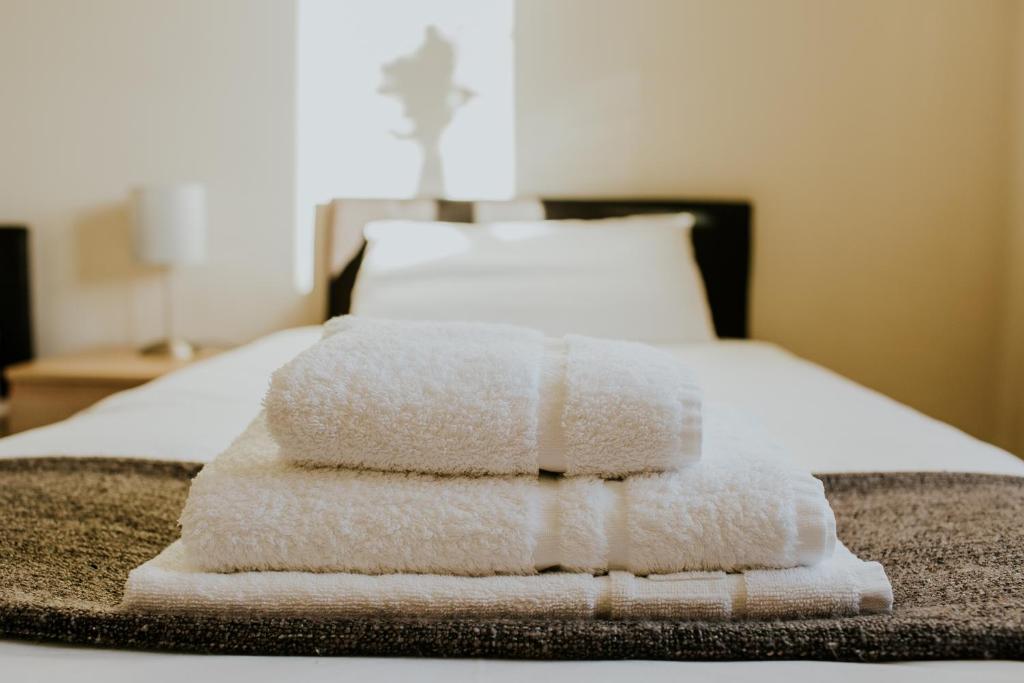 DaliburghUist Travel Accommodation的床上的一大堆毛巾
