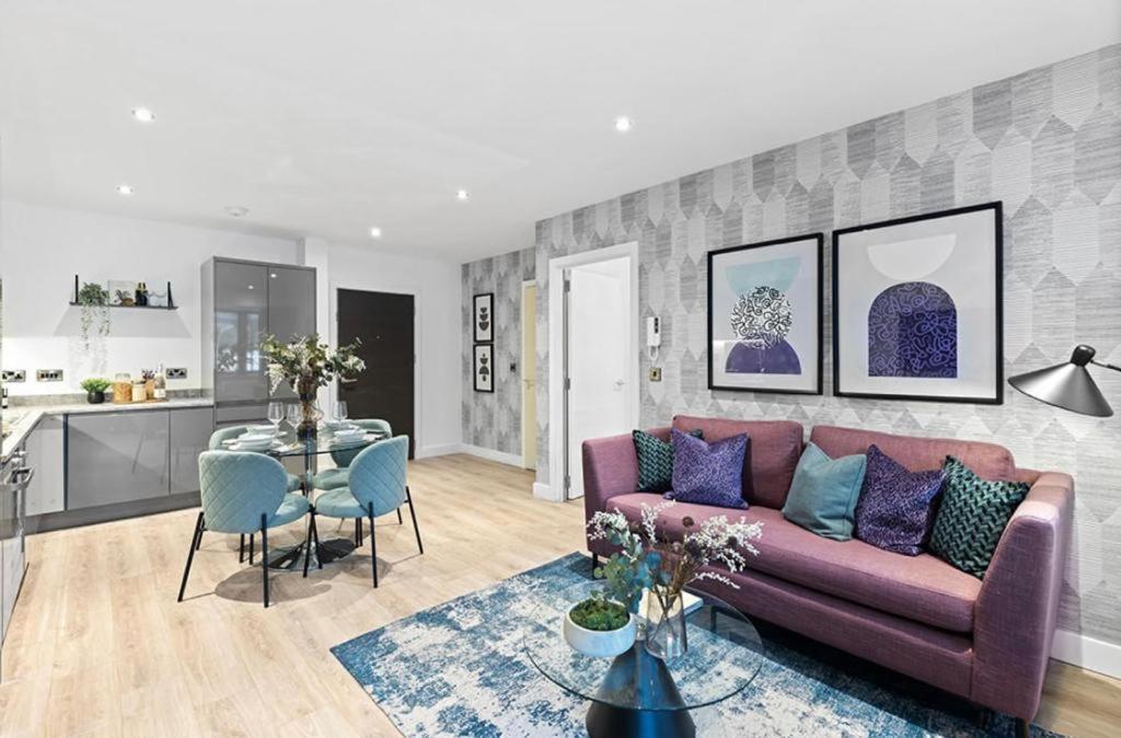 索利赫尔Luxury Modern, One bedroom flat的客厅配有紫色沙发和桌子