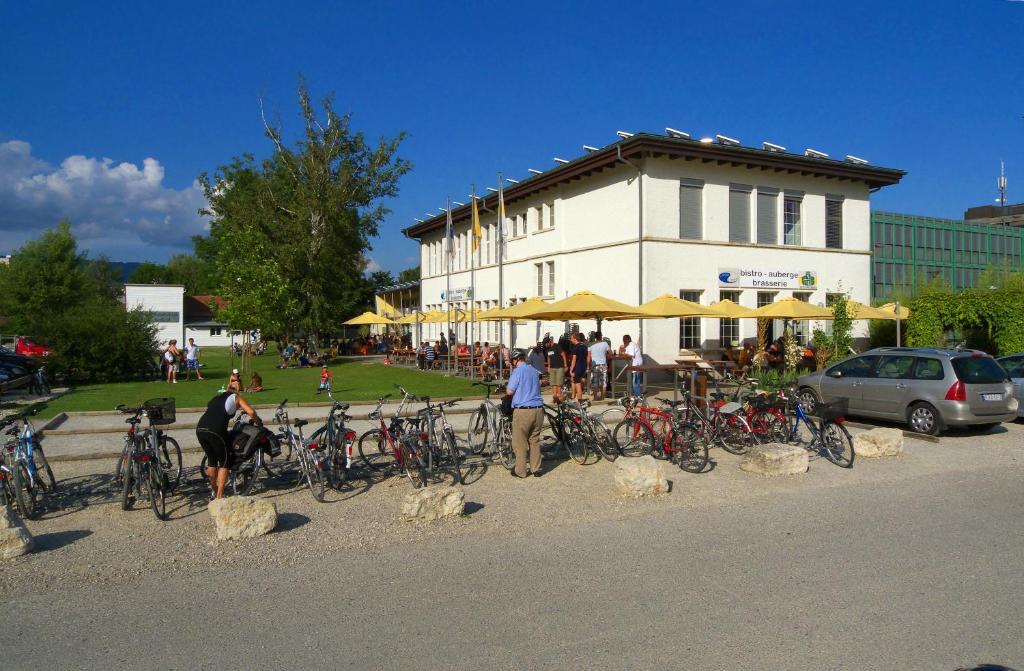 比尔Swiss Hostel Lago Lodge的停在大楼前的一群自行车