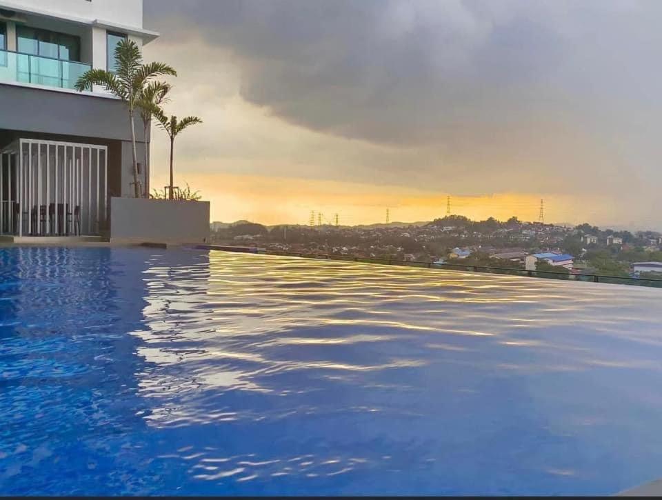 班吉Homestay No.1 Bangi Casa Mewah@Vista的一座享有日落美景的游泳池