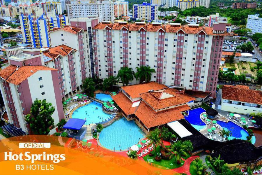 卡达斯诺瓦斯Hotel Hot Springs 528的享有度假胜地的空中景致,设有2个游泳池