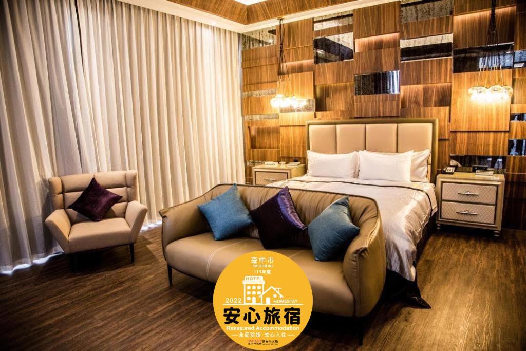 Dali云月精品会馆的酒店客房,配有床和沙发
