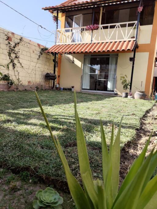库斯科Casa de Campo Brisas de Huaypo的前面有绿色植物的院子的房子