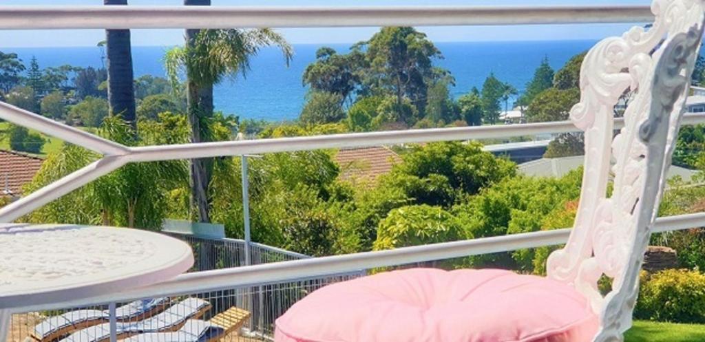 莫里莫科Mollymook Ocean View Motel Rewards Longer Stays -over 18s Only的一个带桌椅的海景阳台