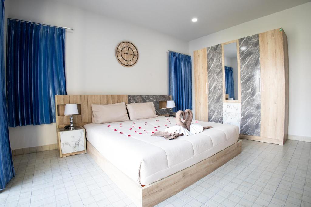 芭东海滩Grand View Premium的一间卧室配有一张大床,其中有女孩坐在床上