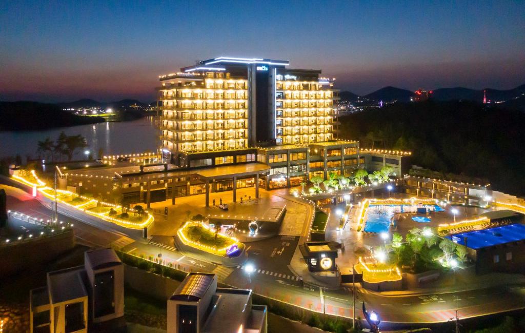 丽水市Hotel JCS Yeosu的一座城市的灯火通明的大建筑