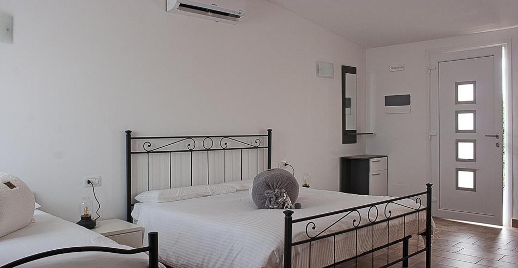 RudaAgriturismo Pelos的一间卧室,卧室里配有一张床,猫坐在床上