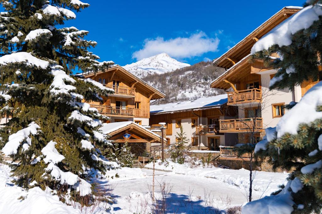 圣沙夫雷哈默杜罗彻勃朗拉格朗日公寓式酒店的山中雪覆盖的滑雪小屋