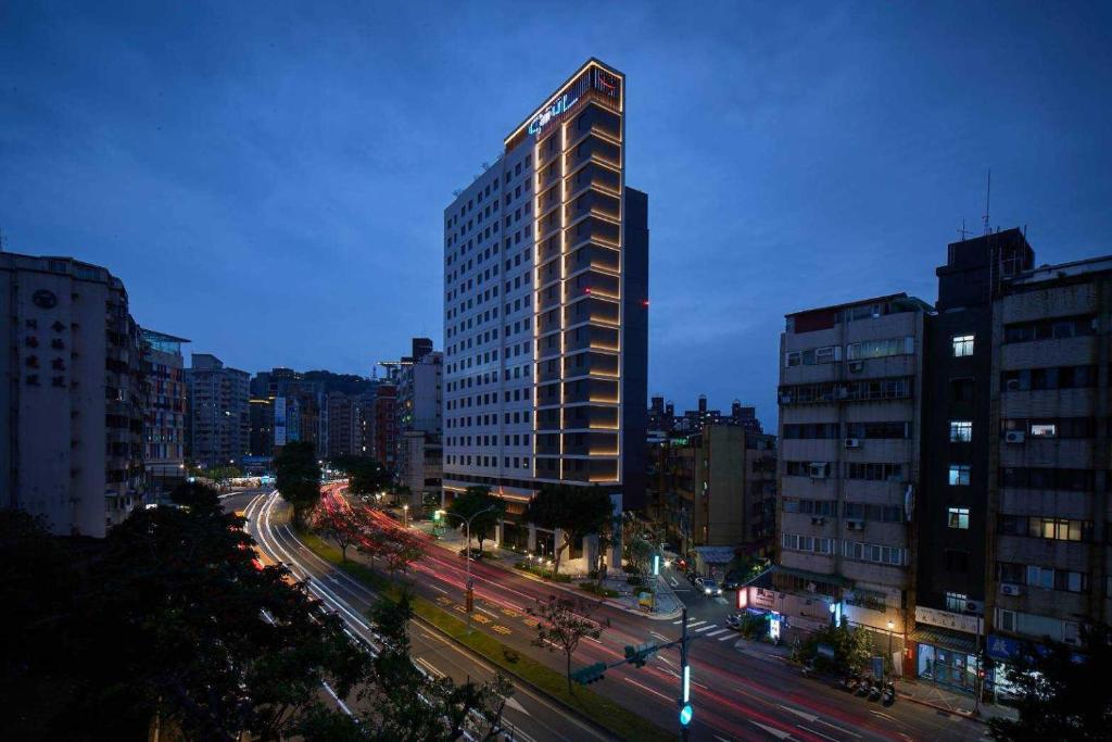 台北见潭璞旅的夜幕降临的城市街道上一座高楼