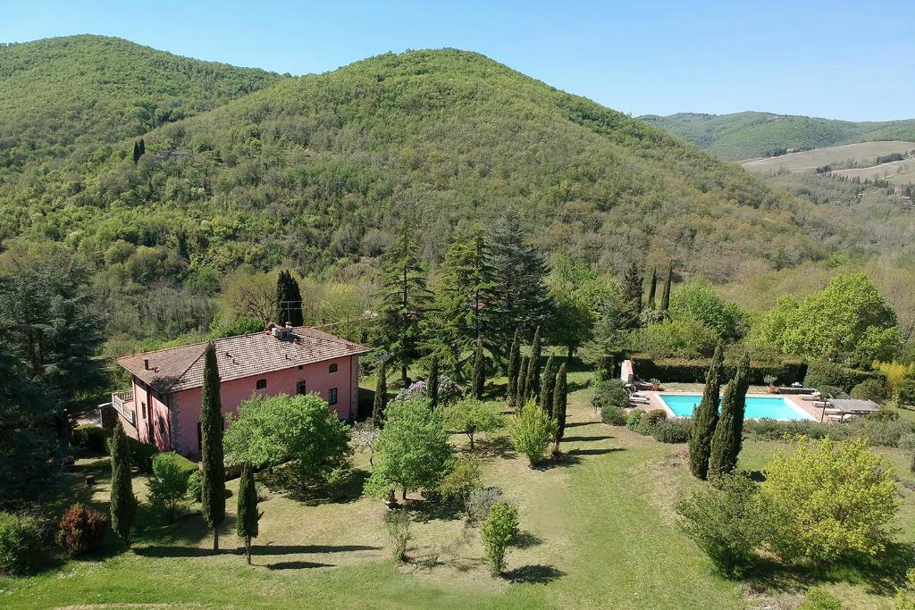 潘札诺Villa Rosa Panzano的山中的房子和游泳池