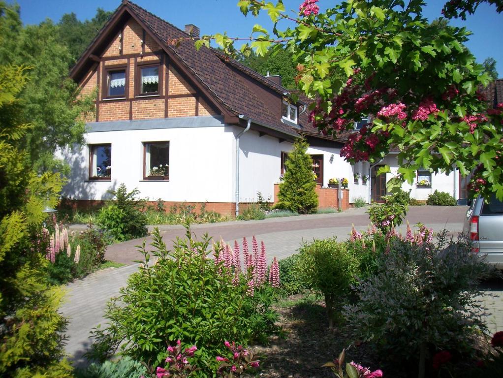 卑尔根Ferienwohnung 3 ADA的前面有鲜花的房子