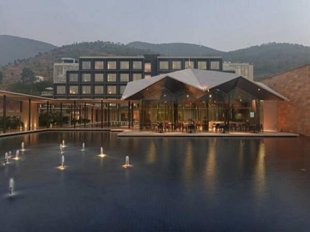 蒂鲁帕蒂马拉萨纳萨诺瓦尊贵酒店的一座建筑前面有鸟儿游泳池