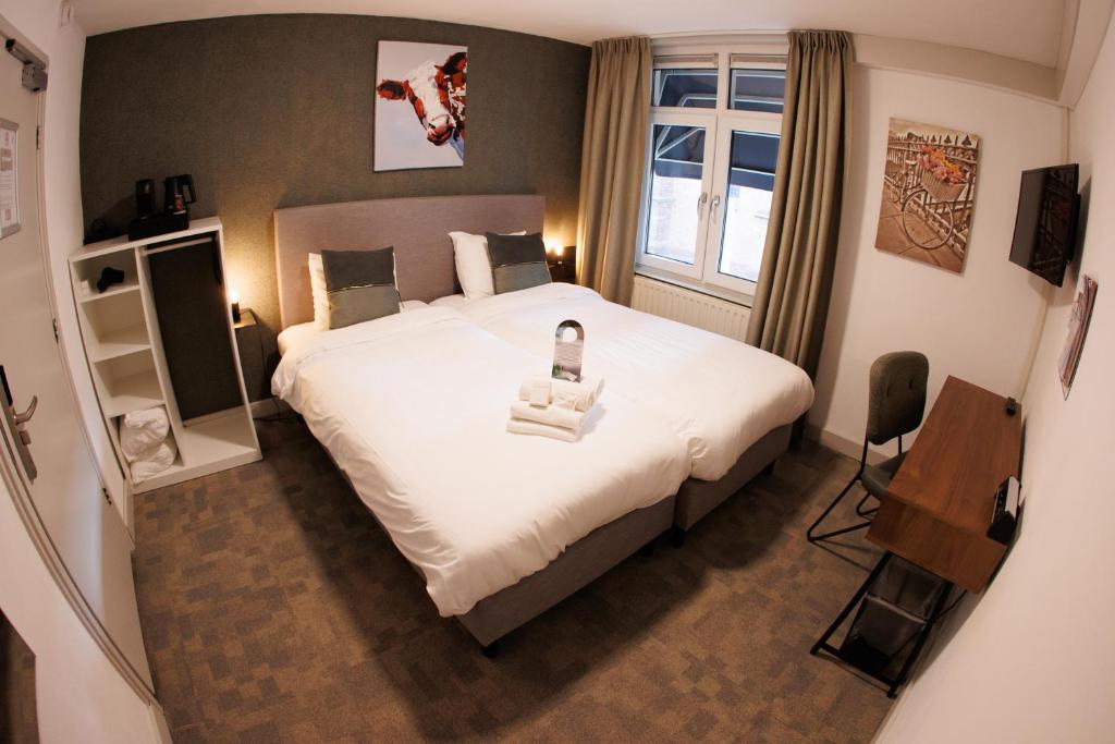 莱森赖森城酒店的一间卧室设有一张大床和一个窗户。