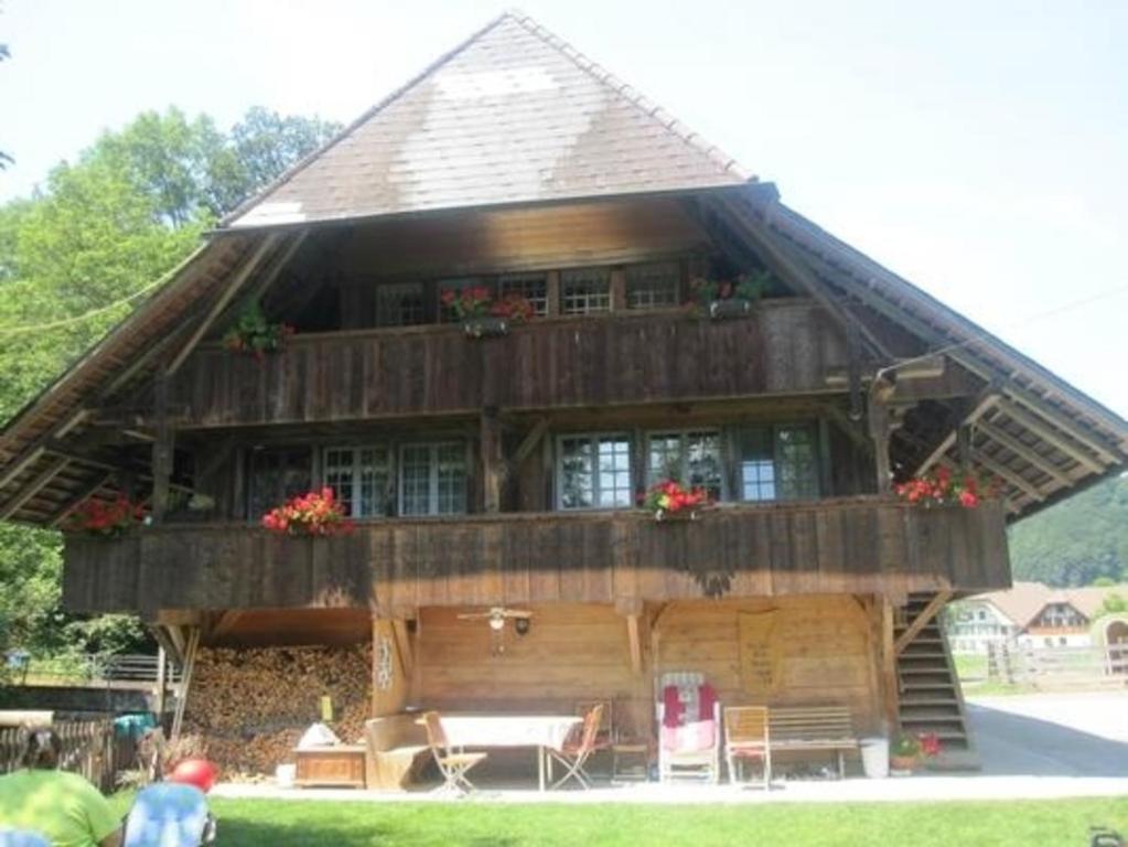 RohrbachBauernhof-Bleiche - a77748的大型木房子,设有 ⁇ 盖屋顶