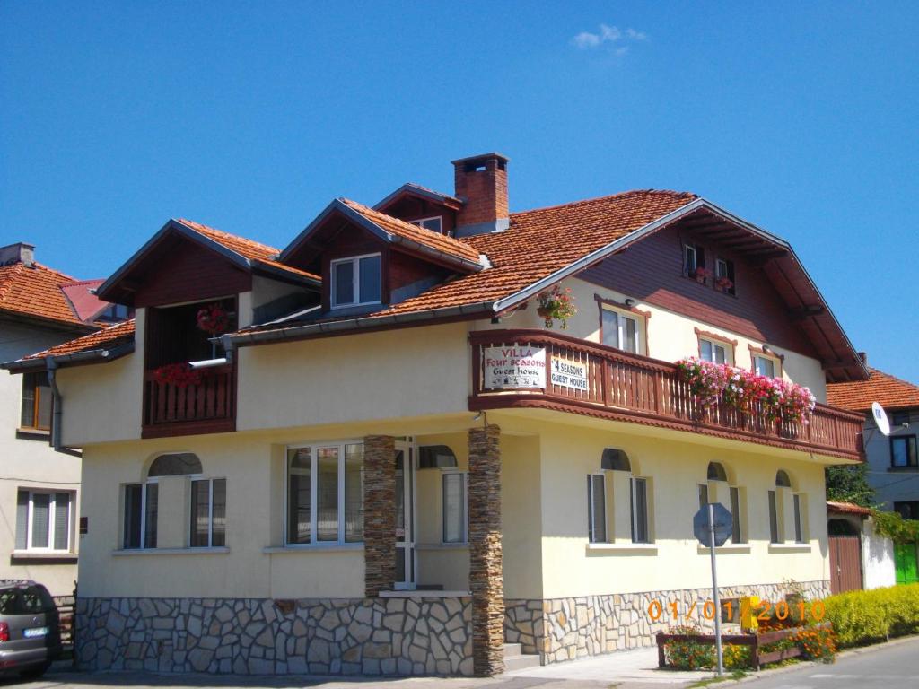 萨莫科夫四季酒店的街道上带阳台的白色房屋