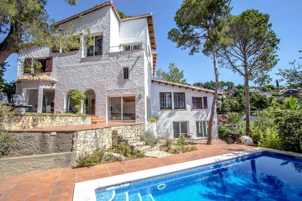 科贝拉罗布里加Catalunya Casas Majestic Villa and Views , 30km to Barcelona的享有带游泳池的房屋外部景致