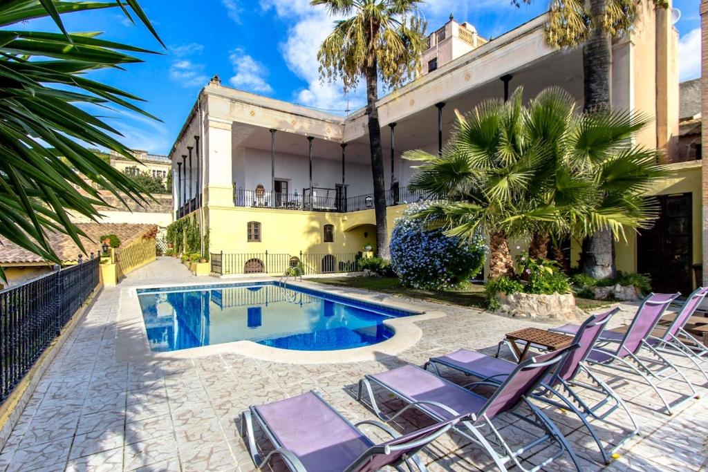 Banyeres del PenedesCatalunya Casas Impressive and Idyllic mansion for up to 40 people!的别墅 - 带游泳池和椅子