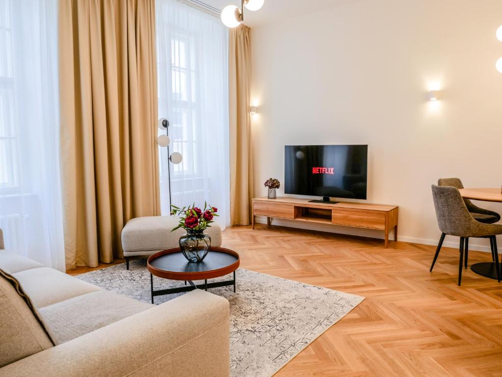 布拉迪斯拉发Laurinska 1 Apartments的带沙发和电视的客厅