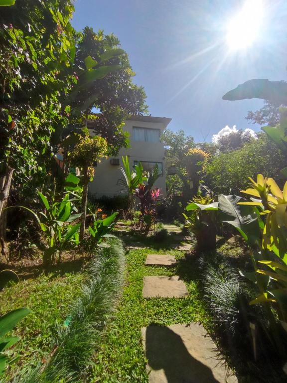 阿布拉奥Suites casa do indio jungle, a melhor vista da floresta的房屋花园中的一条小径